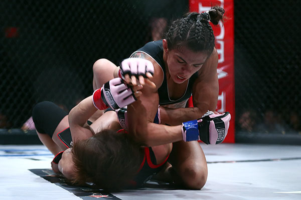 Invicta-FC-6-Claudia-Gadelha-acerta-cotovelada-em-Ayaka-Hamasaki-Foto-Dave-MandelShedog