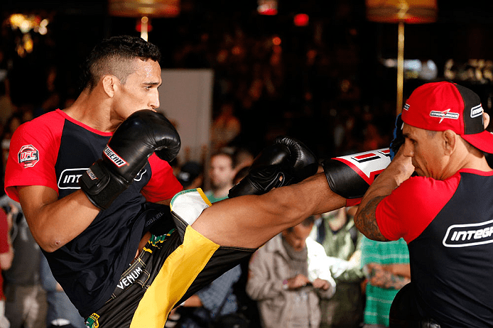 220751_397104_charles_e_macaco___treino_aberto_ufc_162_foto_ufc_div_2