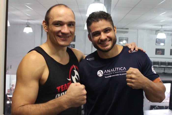 Vitor posa ao lado do companheiro Rick Monstro