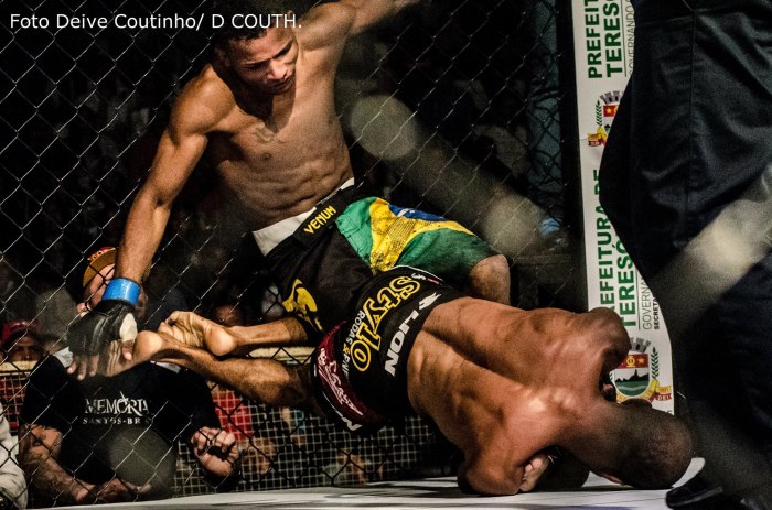 Carlos Augusto conseguiu bela finalização sobre Yago Lopes. Foto Deive Coutinho