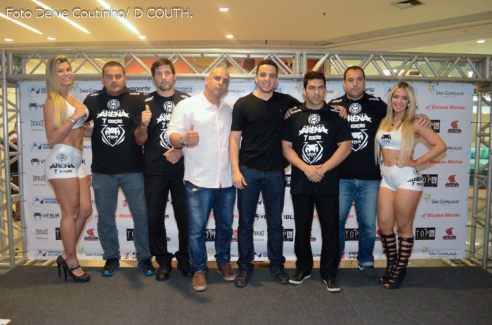 Equipe de arbitragem junto das rings Girls do evento, o organizador Diogo Tavares e o apresentador do show Fernando 