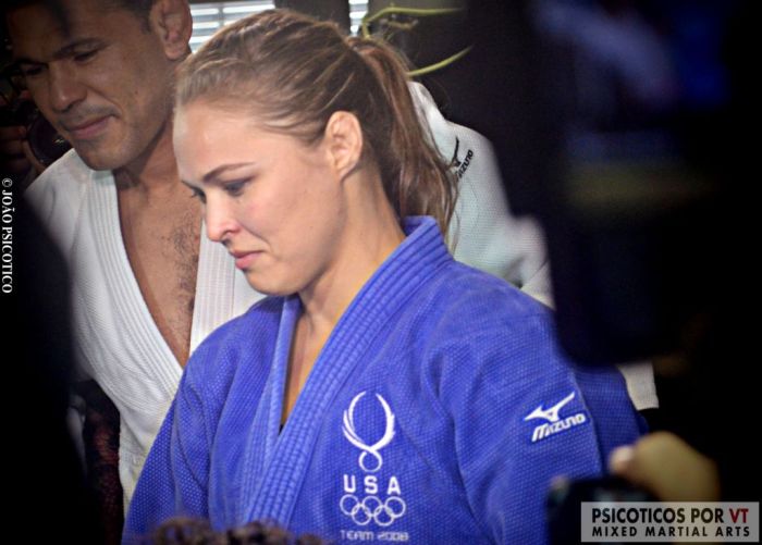 Ronda Rousey observa junto de Minotauro os jovens judocas