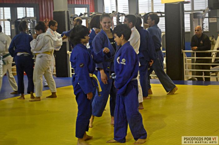 A estrela do UFC sempre solicita observando os jovens judocas