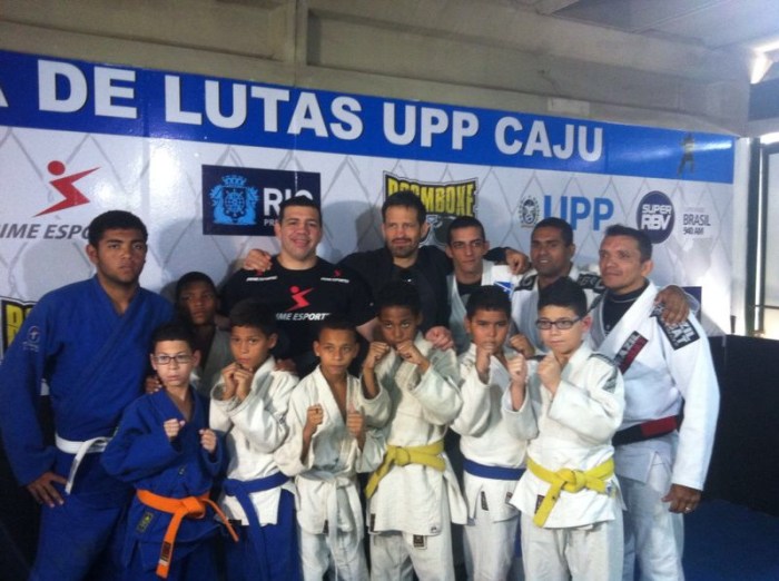 Pedro Rizzo, Murilo Bustamante, policiais e alunos
