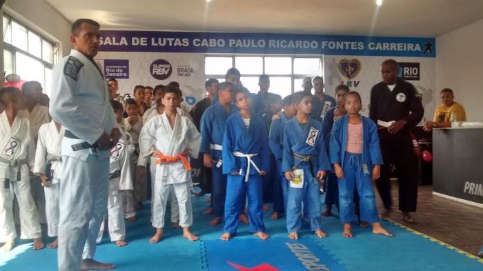 Alunos e professores em pé