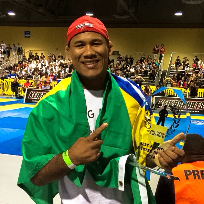 Jacaré com o troféu