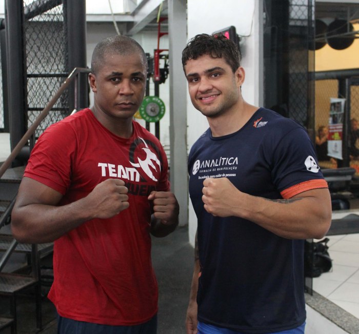 Rick Monstro posa ao lado de Erivan Conceição, seu treinador de boxe