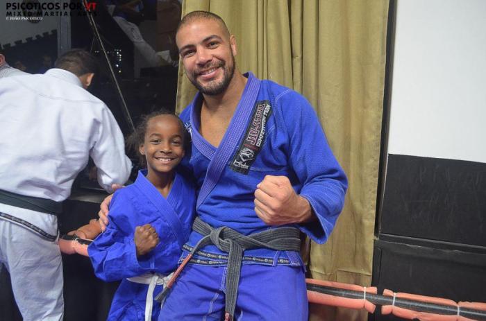 Thales Leites e uma aluna do projeto que fez questão de contar seus primeiros títulos ao ídolo 