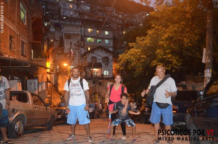Giovanni Diniz, com sua esposa e tambem boxer Kika Diniz e filho junto do mestre Claudio Coelho na comunidade do Canta Galo onde se encontra a Nobre Arte
