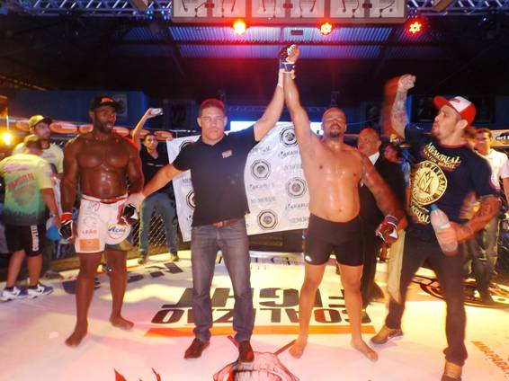 Rodrigo Oliveira “Nocaute” venceu Gerônimo Mondragon por nocaute no 1 round na luta principal. Foto Aureo Damasceno