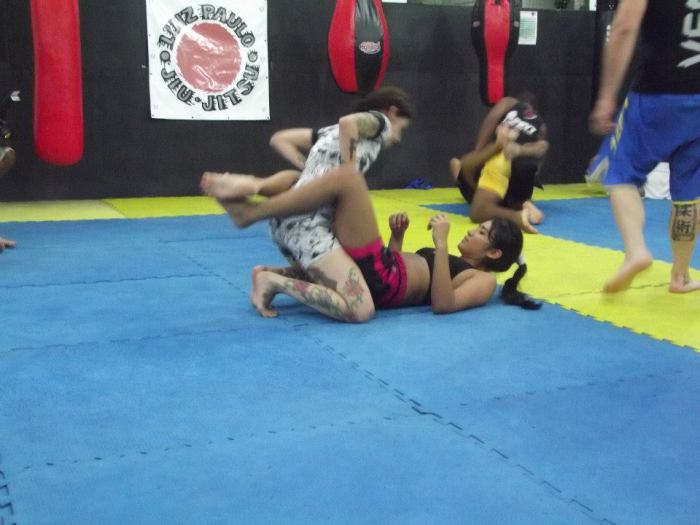 A aluna Jorgina Ramos ( por baixo na guarda) e um dos grandes talentos sendo lapidados para o MMA 