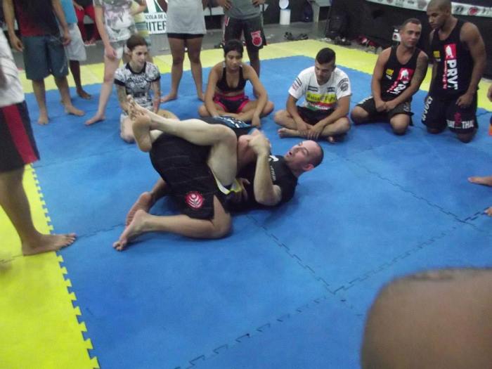 Rodolpho Millar passou técnicas variadas aos alunos que lotaram as dependências da Escola de lutas Niterói