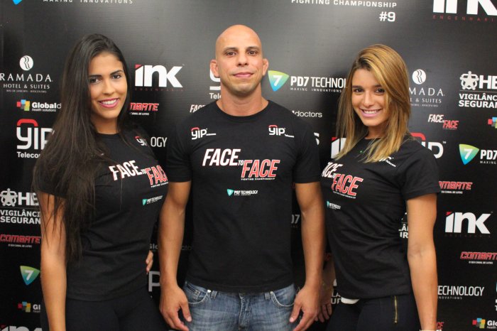 Alex Gazé ao lado das duas ring girls