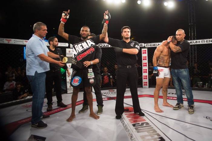 Ary Santos brilha e conquista cinturão dos pesos leves do MMA Super Heroes (foto - Mauricio Rummens)