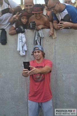 Faber muito gentil ao publico brasileiro tira self com crianças em treino aberto do UFC 179