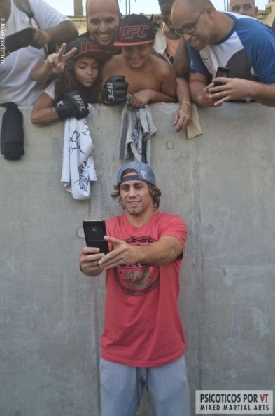 Faber muito gentil ao publico brasileiro tira self com crianças em treino aberto do UFC 179
