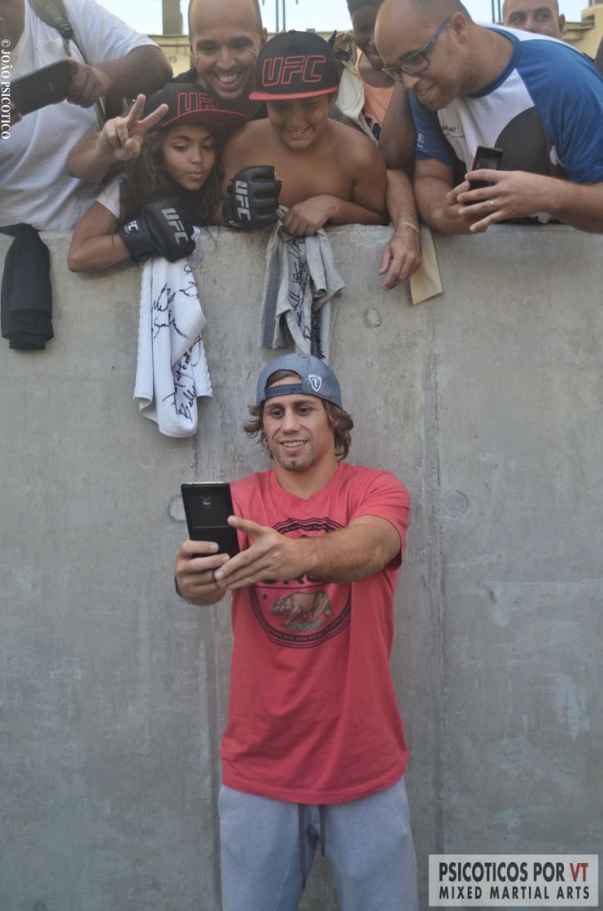 Faber muito gentil ao publico brasileiro tira self com crianças em treino aberto do UFC 179