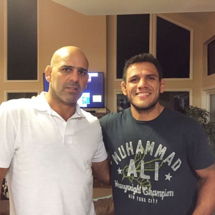 Gordo técnico do atleta e Rafael dos Anjos dono do cinturão 70kg do UFC