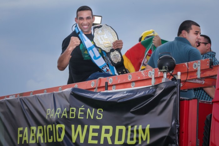 Desfile por Porto Alegre - O campeão interino do peso pesado Fabrício Werdum foi recebido com festa no aeroporto de Porto Alegre, nesta segunda-feira, dia 09 
