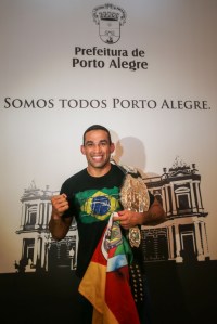 Medalha de Porto Alegre - Logo após o desfile de carro de bombeiros, Fabrício Werdum foi recebido pelo prefeito José Fortunati e agraciado com a Medaha de Porto Alegre 
