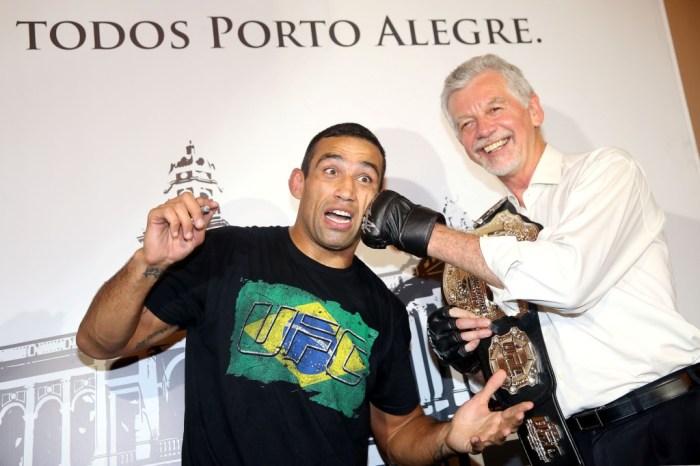 Medalha de Porto Alegre - Logo após o desfile de carro de bombeiros, Fabrício Werdum foi recebido pelo prefeito José Fortunati e agraciado com a Medlha de Porto Alegre
