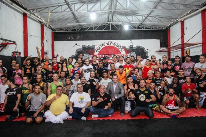 Os atletas compareceram em bom número para serem analisados. Foto: Carol Correia