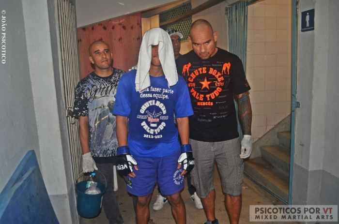 Daniel Willycat na sua luta pelo cinturão do Fatality Arena foi incentivado o tempo todo por seu técnico Cyborg Evangelista antes do combate.