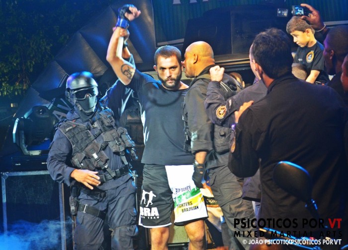 O atleta soldado do Bope antes de entrar para o combate no batalhão - Shooto Bope
