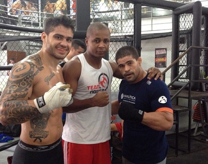 Rick Monstro e Toquinho posam ao lado de Erivan Conceição