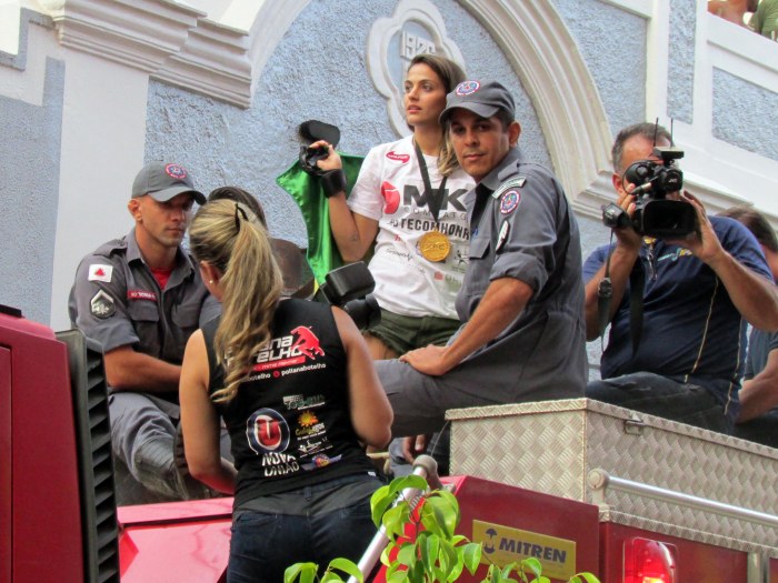 Poliana Botelho foi recebida com muita festa e carro de Bombeiros em Muriaé