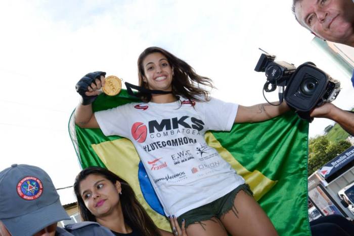 A conquista do torneio do XFC fez a cidade mineira parar para homenagear Poliana