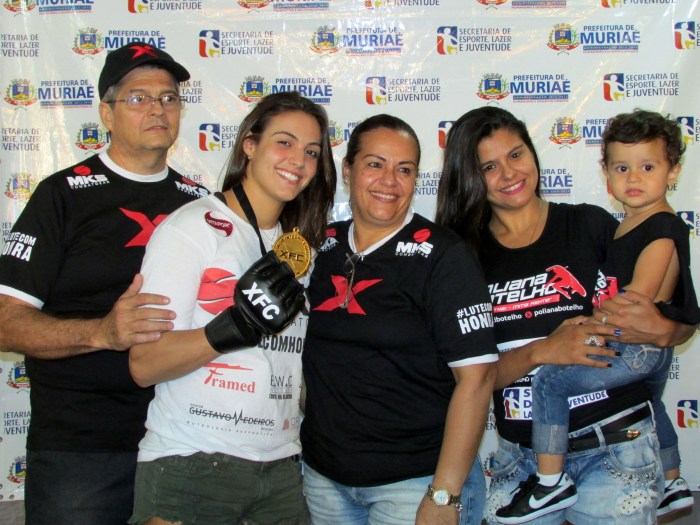 A atleta posou ao lado da família após o desfile