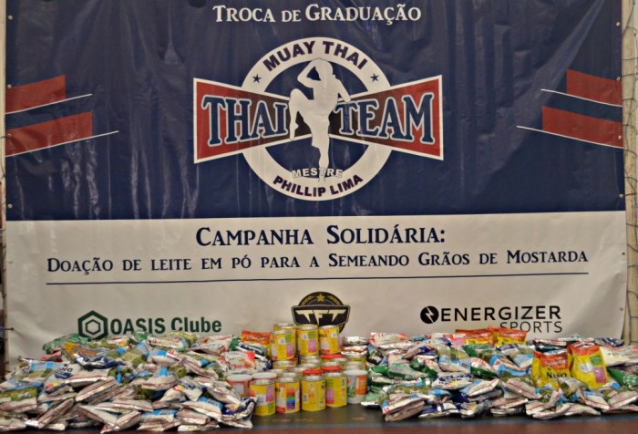 Campanha solidária da equipe reunião grande quantidade de alimentos.