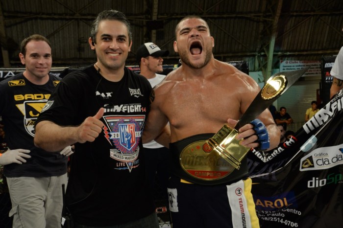 Ricardo Saldanha ao lado de Wagner Caldeirão, campeão dos meio-pesados