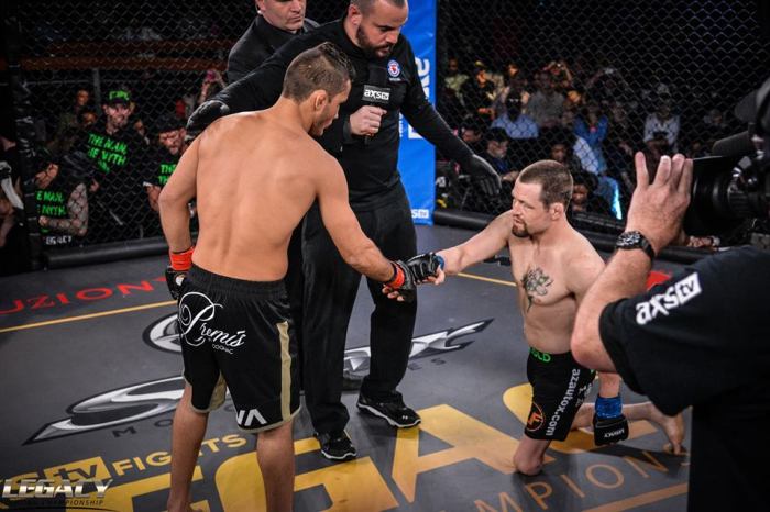 Combate com o atleta amputado - Foto: Legacy Divulgação