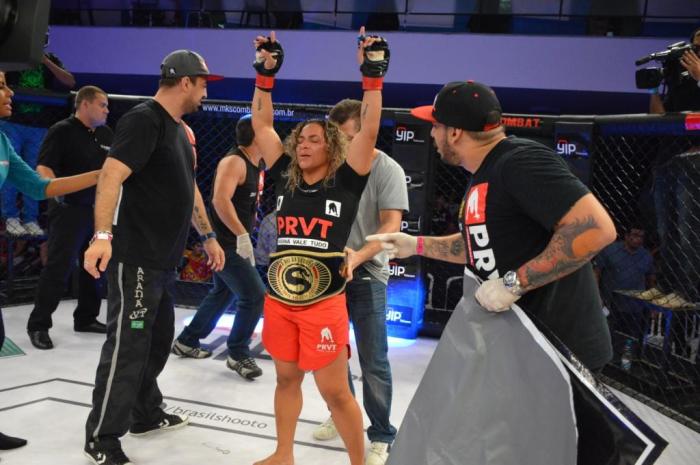 Por decisão dividida, Priscila Souza conquista cinturão feminino até 62kg