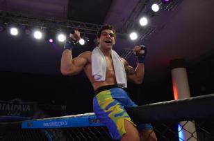 Olivieri comemora vitória por nocaute técnico sobre Alvaro Pastor, no Shooto 53