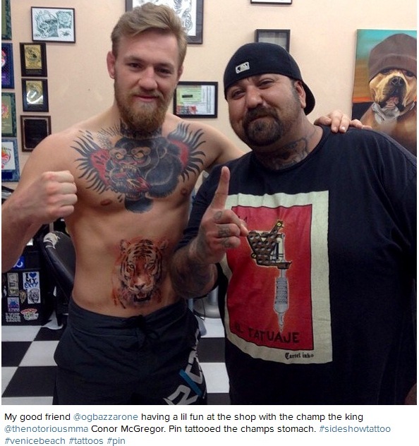 Meu bom amigo @ogbazzarone se divertindo um pouco na loja com o campeão Conor McGregor. Fez uma tatuagem na barriga do campeão.