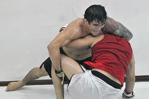 Campeão peso-leve, Ronys Torres treina para luta em peso combinado no Shooto 54