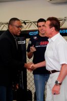 Carlão Barreto cumprimenta Arnold Schwarzenegger