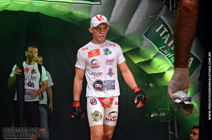 Felipe Froes defende o cinturão dos penas diante de Reginaldo Corvão