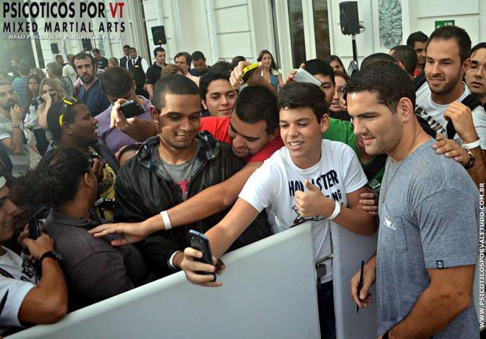 Weidman com fãs brasileiros em sua primeira  vinda ao pais 