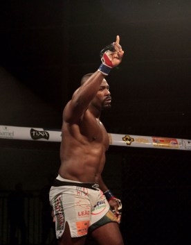 Gerônimo Mondragon venceu Alison Vicente por Tko no 1 round e manteve o cinturão dos pesados do Mr Cage.