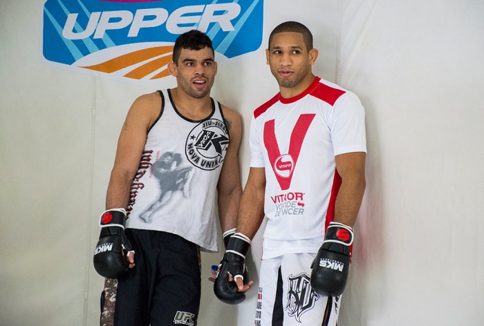 Hacran Dias ao lado do companheiro e ex-campeão /peso-galo Renan  Barão - Felipe Fiorito/Divulgação