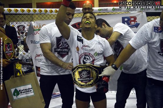 João Paulo Cardozo  com o cinturão do Maximus Fight