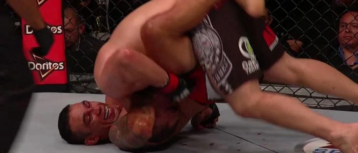 O brasileiro conquistou o cinturão finalizando Velasquez.