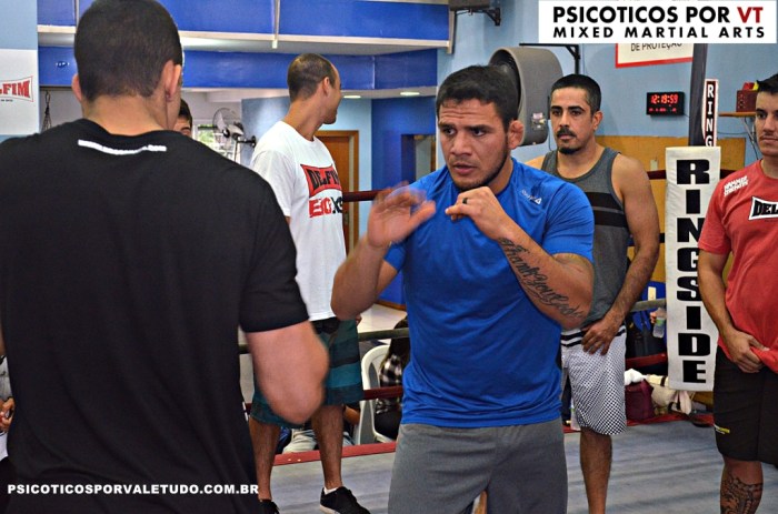 Rafael do Anjos passou varias técnicas aos participantes  na academia Delfim na Tijuca. 