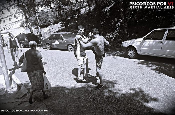 TREINO AO AR LIVRE DO ATLETA NA SUBIDA DA COMUNIDADE DO MORRO AZUL