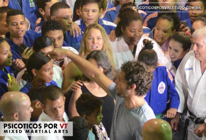 Ronda demonstrou muito carinho e tirou foto com cada um dos alunos presentes.