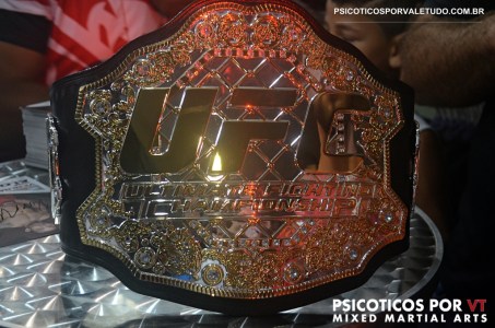Ronda deixou seu cinturão do UFC no Instituto Reação no Brasil